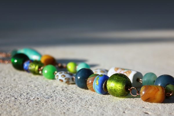 Mettez en valeur vos formes avec des bijoux artisanaux originaux