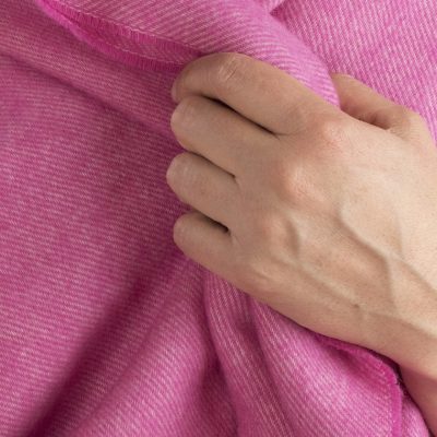 Le pull cachemire col montant pour femme : un luxe accessible !