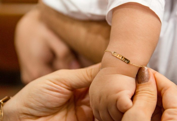 Élégance et délicatesse : les bijoux en or parfaits pour un bébé !