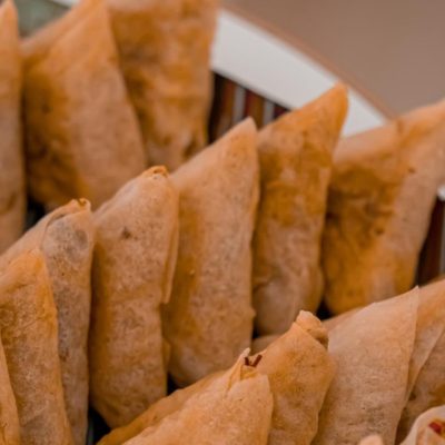 Samoussas à emporter : l’essor de la restauration rapide exotique