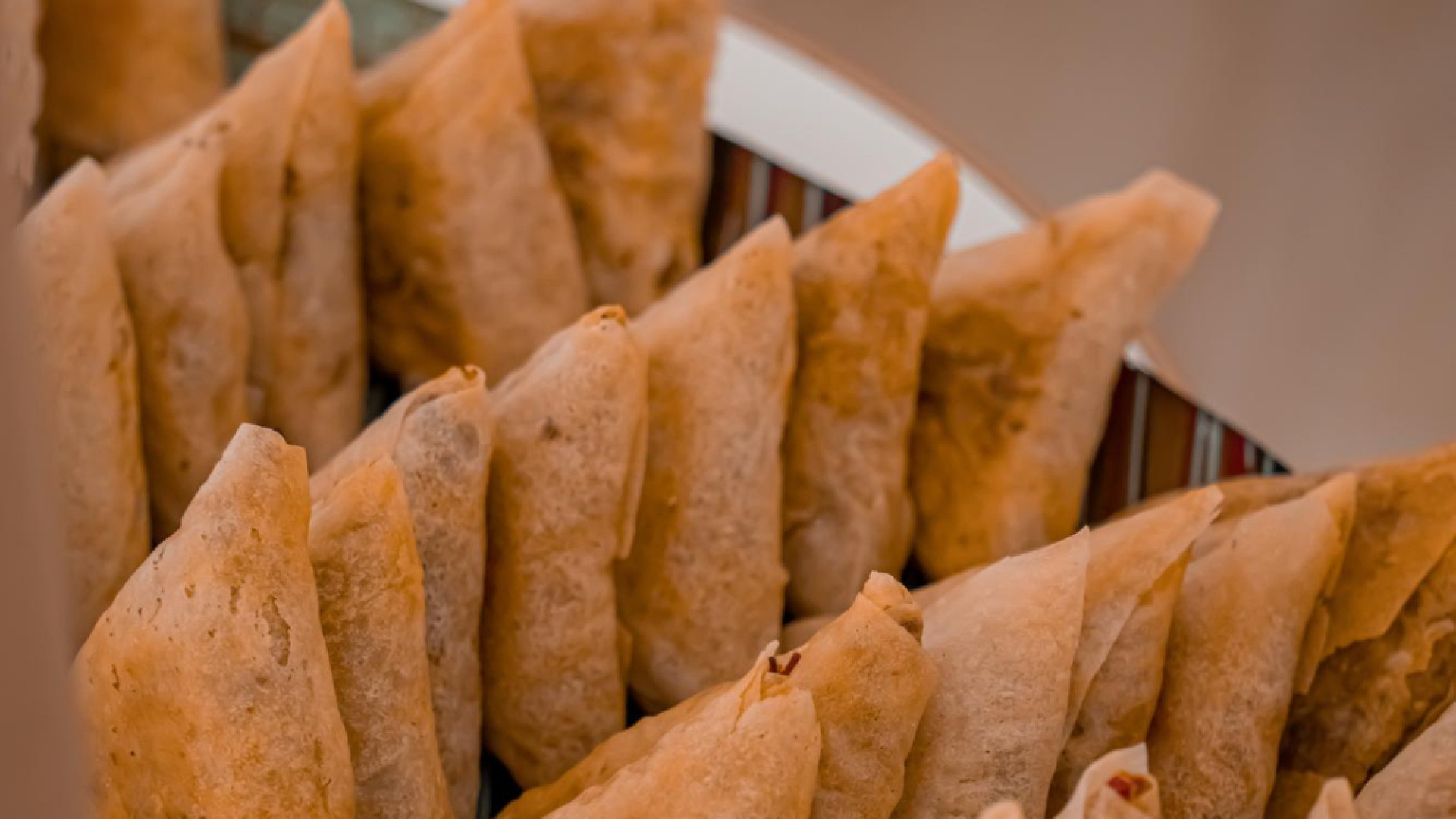 Samoussas à emporter : l’essor de la restauration rapide exotique