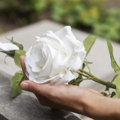 Pourquoi l’accompagnement humain est essentiel lors d’un décès ?