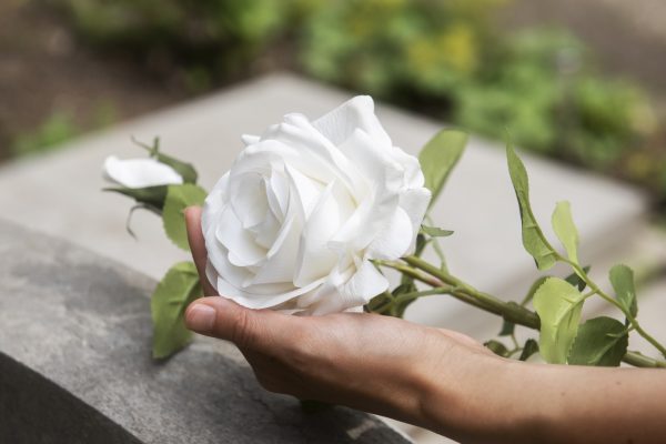 Pourquoi l’accompagnement humain est essentiel lors d’un décès ?