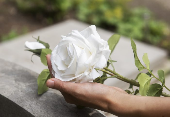 Pourquoi l’accompagnement humain est essentiel lors d’un décès ?