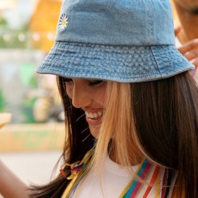 Pourquoi le bob est devenu un must-have de la mode ? Retour d’un accessoire incontournable !
