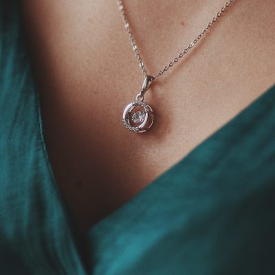 Quel style de pendentif diamant choisir selon sa tenue ?