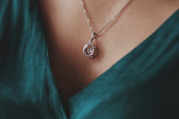 Quel style de pendentif diamant choisir selon sa tenue ?