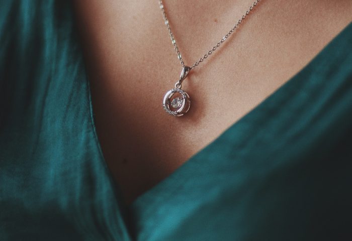 Quel style de pendentif diamant choisir selon sa tenue ?
