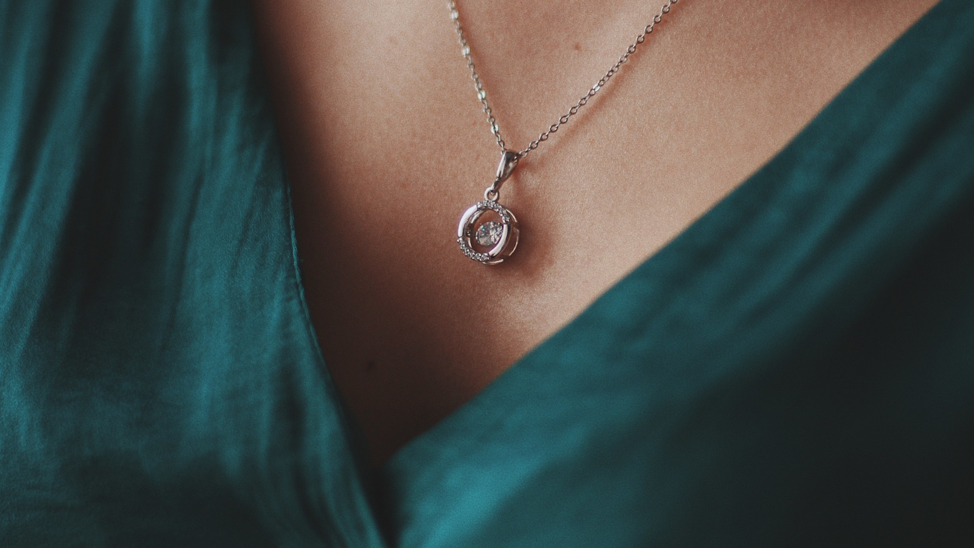 Quel style de pendentif diamant choisir selon sa tenue ?