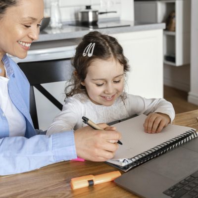Simplifiez votre quotidien avec un service de garde d’enfants à domicile