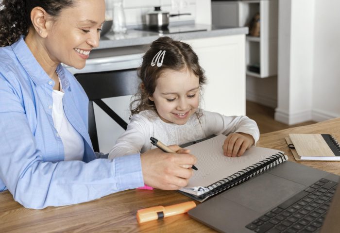 Simplifiez votre quotidien avec un service de garde d’enfants à domicile