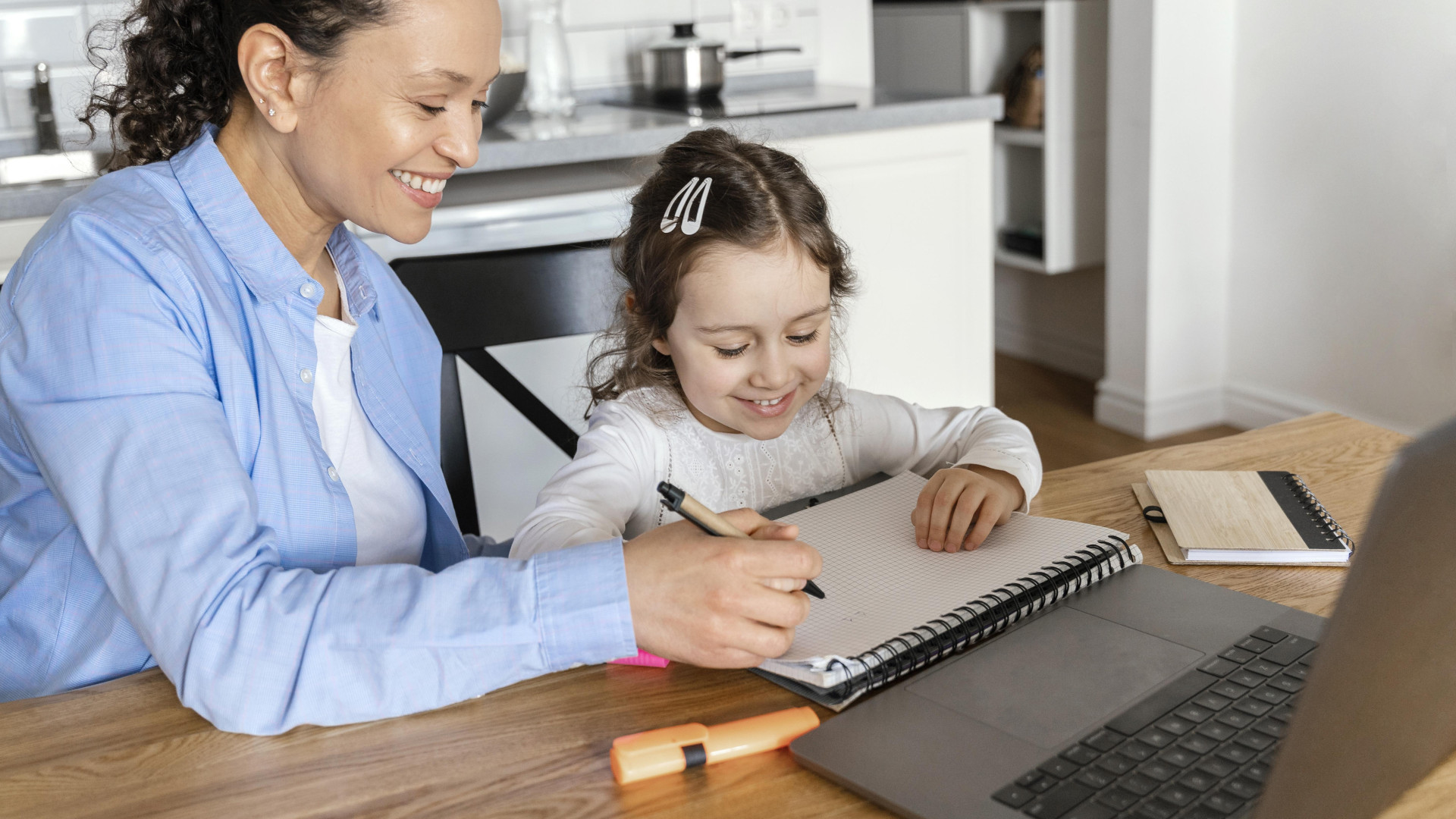 Simplifiez votre quotidien avec un service de garde d’enfants à domicile