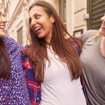 Dad bashing, dad blessing : et si le rire des mères était la vraie réponse ?
