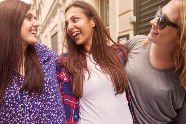 Dad bashing, dad blessing : et si le rire des mères était la vraie réponse ?
