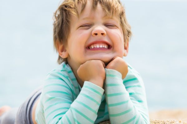 Comment bien protéger la peau de son enfant du soleil ?